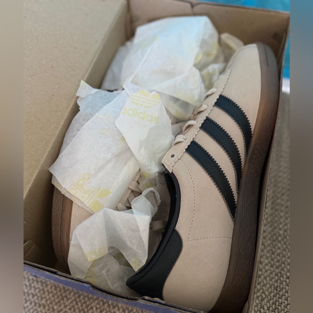 Adidas Unisex Grey (Beige) with Carbon Stadt Sneakers NWT in Box